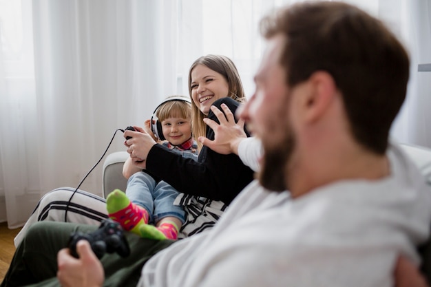 Famlia Jogando Videogame E Se Divertindo Foto Grtis