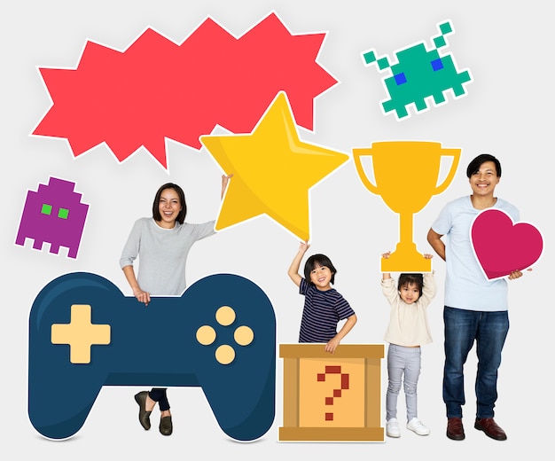 Família vencendo um desafio de videogame Foto Premium