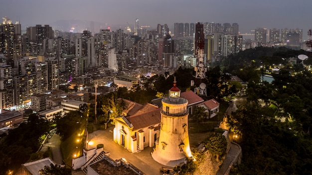 Farol da guia, fortaleza e capela, vista aérea à noite, macau ...