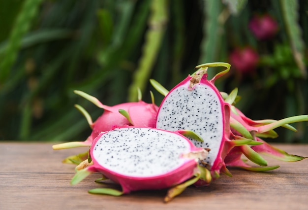 Fatia de fruta do dragão em madeira com árvore de fruta do dragão - conceito de fruta tropical verão pitaya fresco Foto Premium