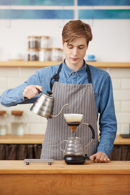 Fazendo café pouron. barista agradável que prepara a