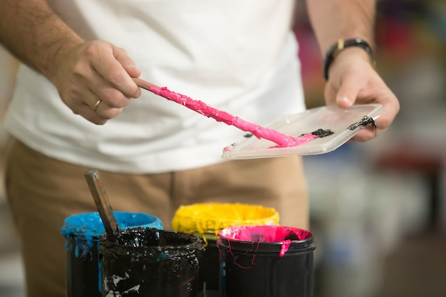 Feche acima de mãos masculinas combinando cmyk Foto gratuita
