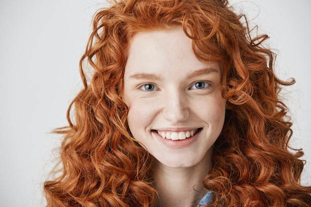 Feche De Ruiva Mulher Bonita Com Sardas Sorrindo Foto Grátis 4328