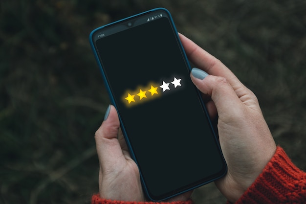 Feedback, analise e aumente a faixa do conceito de classificação. usuário de telefone digital dar estrelas em sua revisão e feedback. Foto Premium