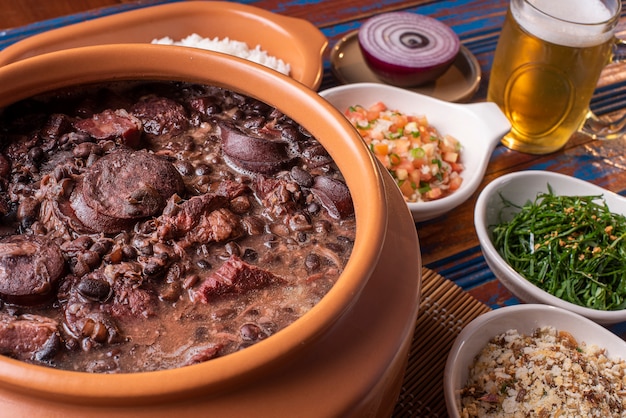 Feijoada tradicional brasileira na mesa | Foto Premium