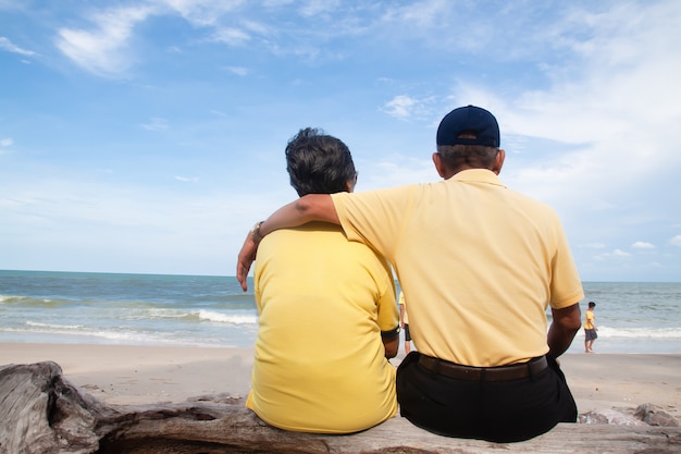 feliz-casal-de-idosos-asiaticos-sentado-e-olhando-para-a-praia-vista-traseira_1428-2377.jpg