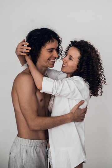 Feliz Casal Heterossexual Homem E Mulher Abraçando Fundo Branco Foto Premium 