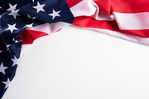 Feliz dia dos veteranos. bandeiras americanas contra um fundo branco. Foto Premium