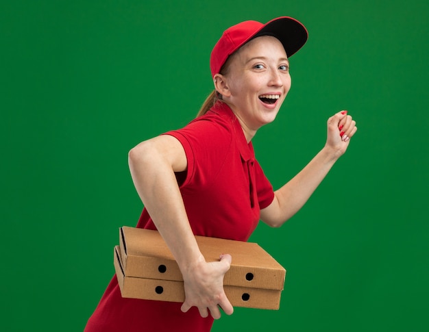 Feliz E Alegre Jovem Entregadora De Uniforme Vermelho E Boné Correndo Para Entregar Caixas De 4608