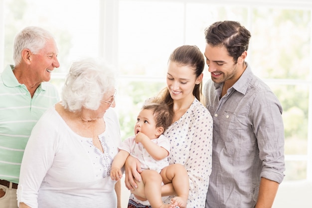 Feliz, família prolongada, sorrindo, casa Foto Premium