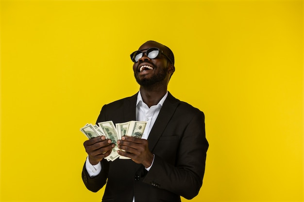 Feliz homem legal gosta do dinheiro Foto gratuita