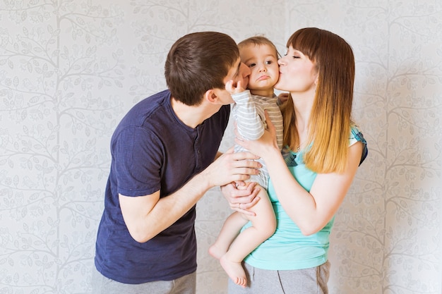 Feliz Mãe E Pai Beijando Seu Filho Pequeno Foto Premium 0487