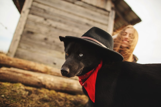 Feliz, mulher jovem, plaing, com, dela, cachorro preto Foto Premium