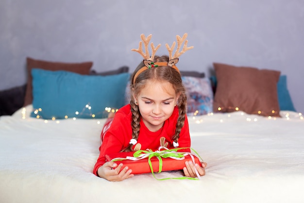 Feliz Natal Ano Novo Menina Sorridente Feliz Com Trancas Com Caixa De Presente De Natal Crianca