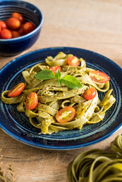 Fettuccine de espinafre com tomate Foto Premium