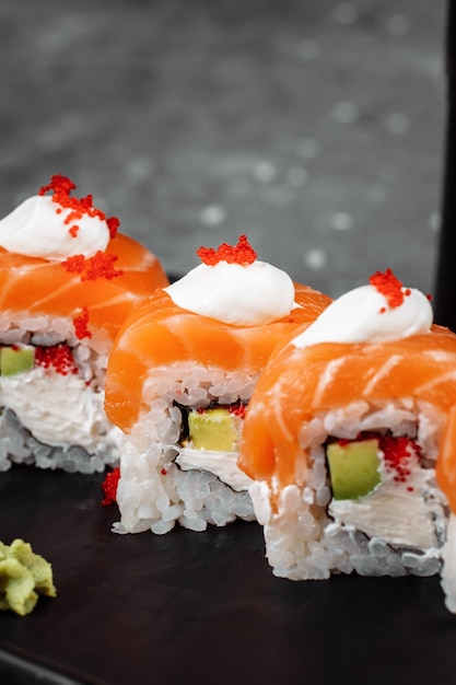 Filadélfia roll sushi com salmão enguia defumada pepino abacate cream cheese caviar