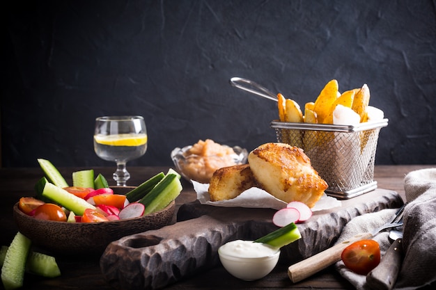 Filé de peixe frito com batatas assadas Foto Premium