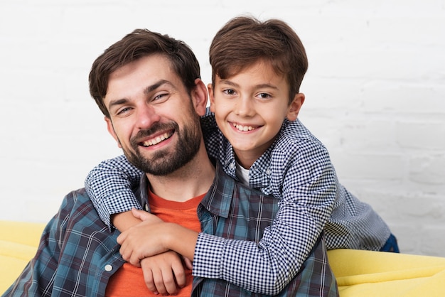 Filho Abraçando Seu Pai Sorridente Foto Grátis 