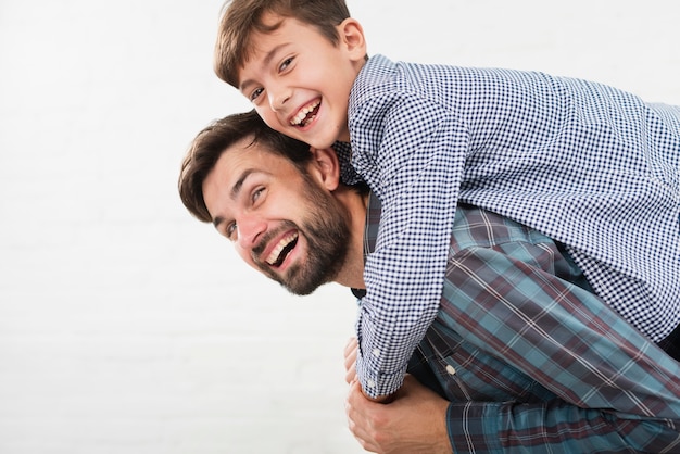 Filho Feliz Abraçando Seu Pai Foto Grátis 