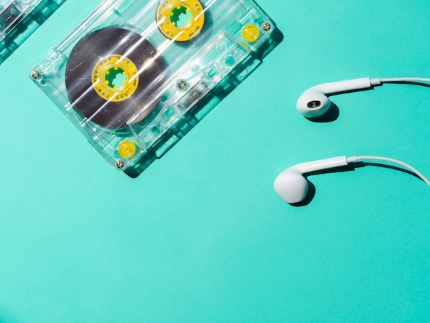 Fita cassete transparente com fones de ouvido e espaço para texto Foto gratuita