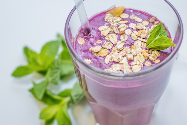 Fitness, conceito de estilo de vida saudável. bom para ginástica, esporte, coquetel delicioso fitness berry com aveia, aveia com hortelã. iogurte e frutas para atletas. dieta Foto Premium