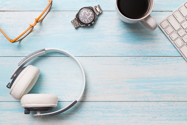 Flat lay de espaço de trabalho criativo com fones de ouvido Foto gratuita