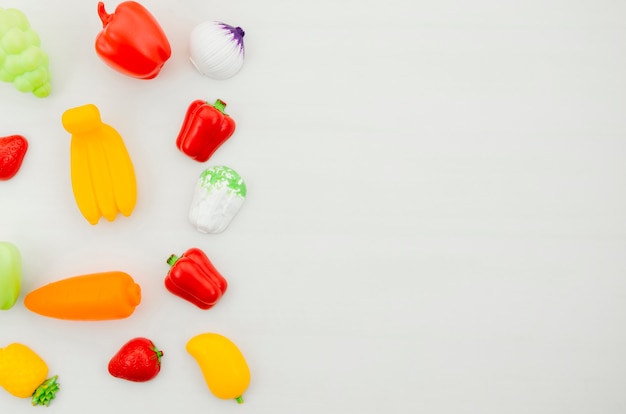 Flat lay legumes brinquedos para crianças Foto gratuita
