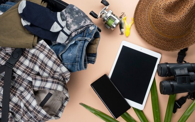 Flat lay travelling com fiação de ferramentas de pesca Foto Premium