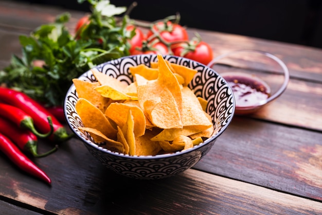 Flat leigos de nachos, legumes e ketchup Foto gratuita