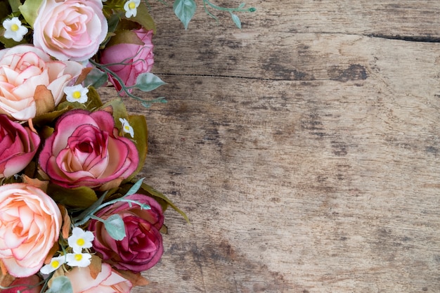 flores de rosa em fundo de madeira rustica copie o espaco_1421 597
