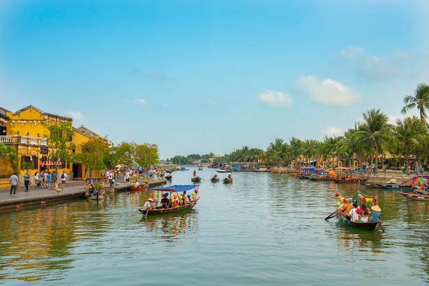 Flutuador do barco de turista no rio de hoi um no local velho do patrimônio mundial da cidade em vietname. Foto Premium