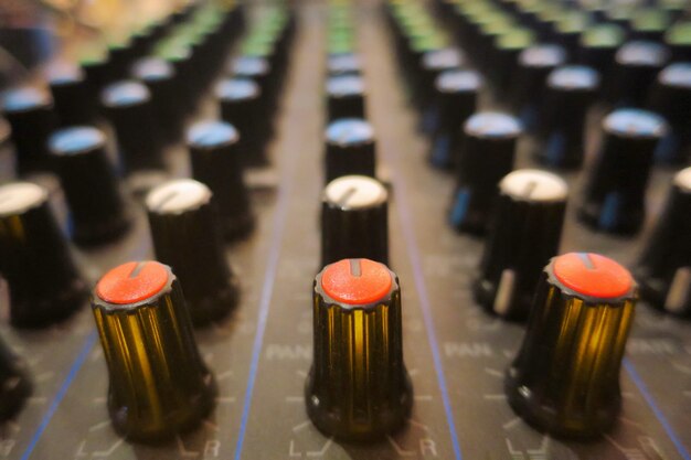 Foco seletivo do mixer de som analógico. rádio controlador de áudio. trabalhando com tecnologia. Foto Premium