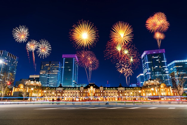 Fogos de artifício sobre a estação de tóquio à noite, japão | Foto ...