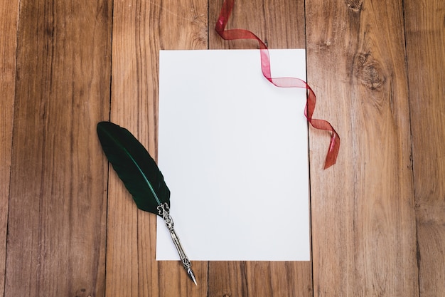 Folha em branco do papel com uma caneta preta  Baixar 