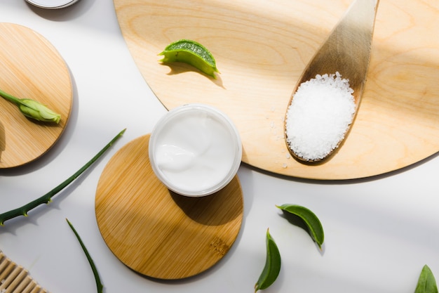 Folhas de aloe vera com um frasco de creme de beleza Foto gratuita