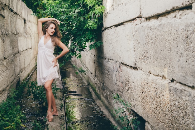 vestido branco com folhas verdes