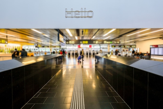 Fora de foco as pessoas estão fazendo o check-in no terminal do aeroporto. Foto Premium