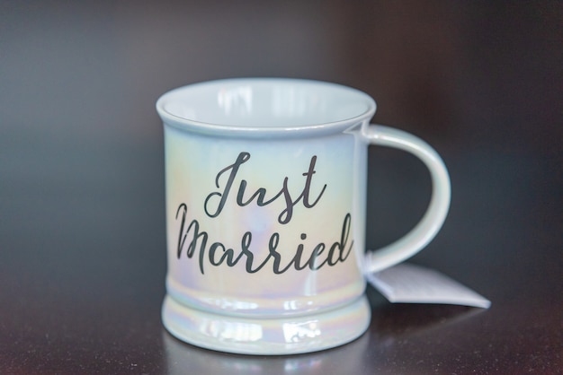 xícaras personalizadas; Foto aproximada de uma caneca branca recém-casada
