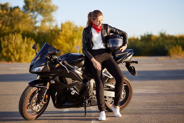 roupa feminina de moto