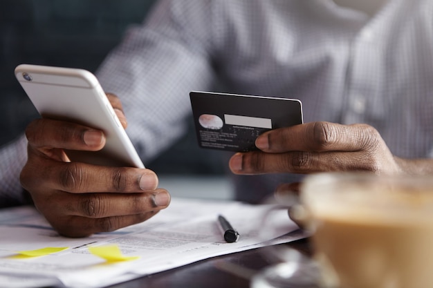 [na imagem um empresário pagando com cartão de crédito online | o guia do cartão de crédito
