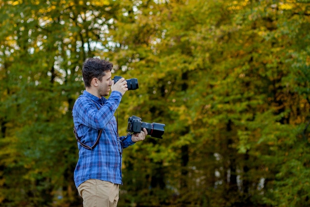 Fotógrafo profissional em ação com duas câmeras nas alças Foto Premium