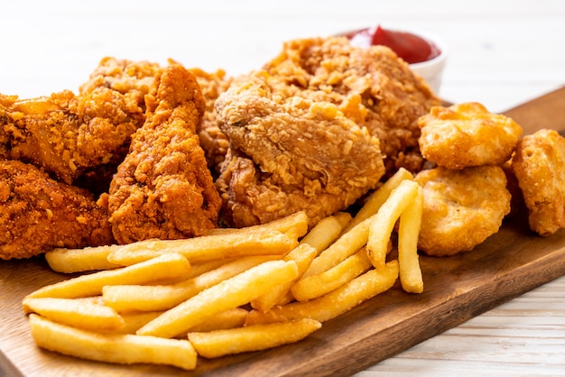Frango frito com batata frita e pepitas refeição Foto Premium