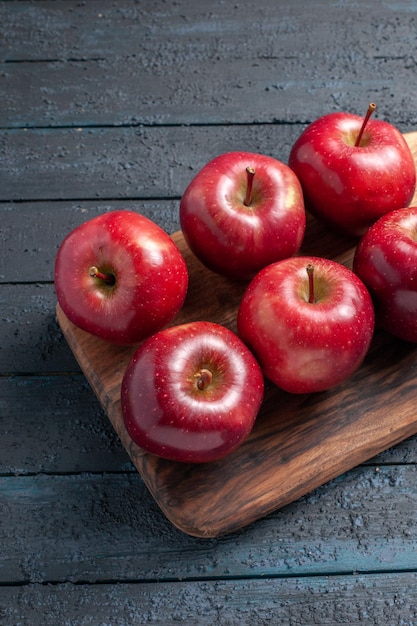 Frente maçãs vermelhas frescas frutas maduras maduras na mesa azul
