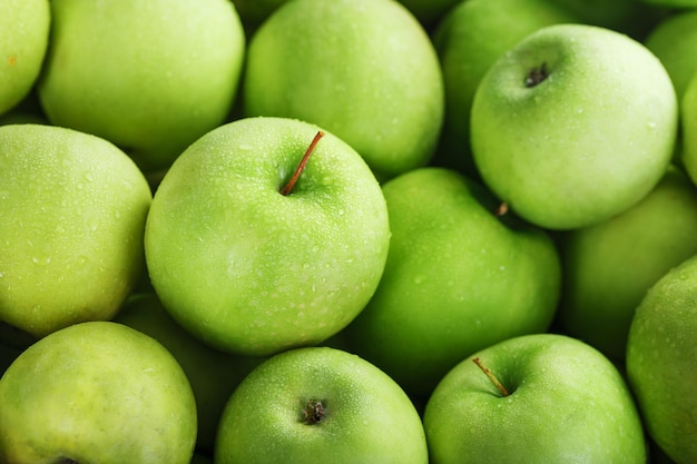 Fruta Madura De Uma Ma Verde Em Close Up Com Gotas De Orvalho Fruta Suculenta Em Tela Inteira