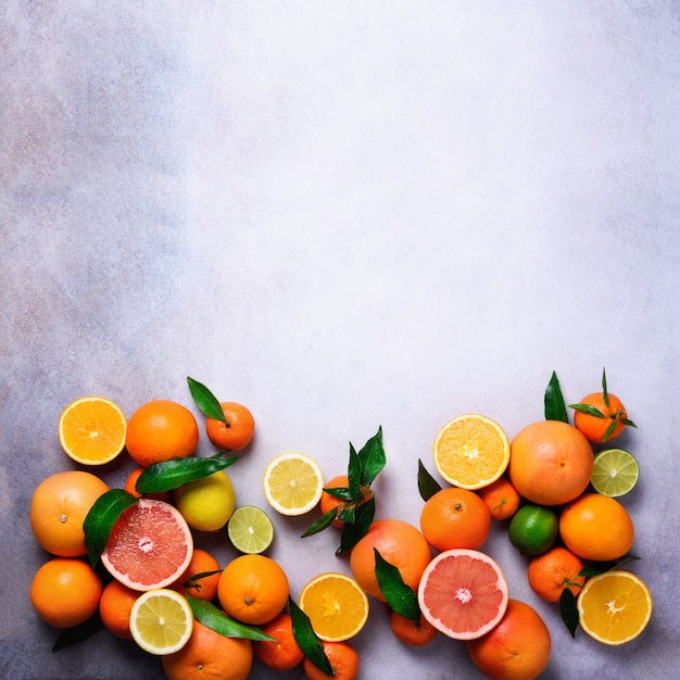 Frutas cítricas. citrinas frescas sortidos com folhas. laranja, grapefruit, limão, limão, tangerina. vista do topo Foto Premium
