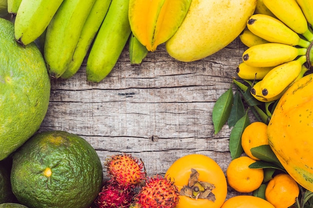 Frutas Coloridas Na Mesa De Madeira Branca Bananas Carambola Manga Mamão Tangerina 1334