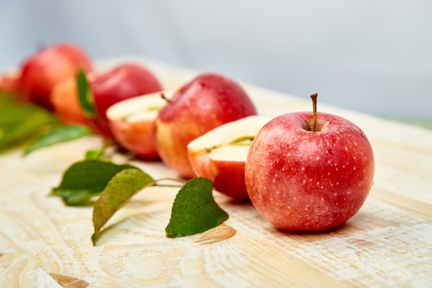 Frutas frescas de maçãs maduras vermelhas com folhas Foto Premium