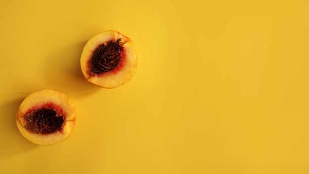 Frutos Maduros De Damascos Frescos Em Fundo Amarelo Camada Plana