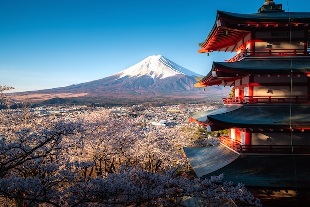 Fujiyoshida, japão no chureito pagoda e no monte. fuji na primavera com flor de cerejeira florescer durante o nascer do sol. conceito de viagens e férias. Foto Premium