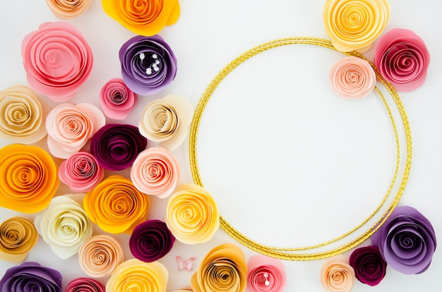 Fundo liso leigos branco com moldura redonda de flores de papel | Foto Grátis